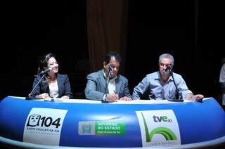 Neiba Ota e Joel Silva apresentaram uma parte do evento de lançamento da programação, transmitido ao vivo, ao lado do governador Azambuja. (Foto: Alcides Neto)