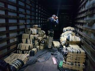 Pol&iacute;cia encontra 1,6 tonelada de maconha em carga de salgadinhos