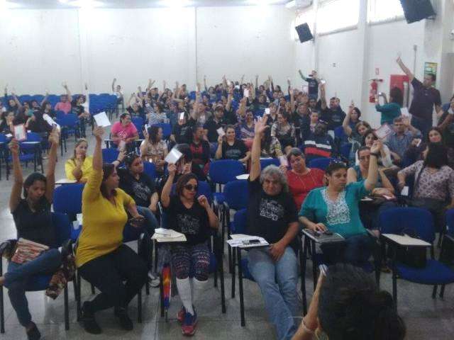 Por reajuste e piso nacional, professores decidem manter greve