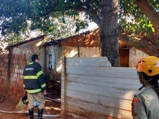 Casa incendiada abrigava moradores de rua e tinha ligação clandestina de força Casa incendiada abrigava moradores de rua e tinha ligação clandestina de força