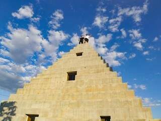 Até o momento, a &quot;pirâmide menor&quot;, onde Urandir vai morar, é a única finalizada (Foto: Kísie Ainoã)