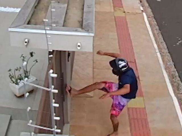V&iacute;deos de furto e jovem pendurado em caminh&atilde;o s&atilde;o mais vistos da semana