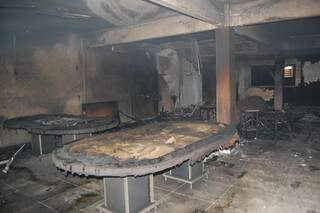 Mesas para jogar cartas foram destruídas pelo fogo durante a madrugada. 