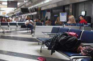 Durante várias horas do dia, ela dorme nos bancos do aeroporto (Foto: Marcelo Victor)