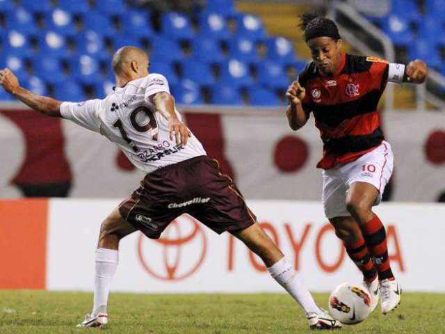  Flamengo vence Lan&uacute;s, mas &eacute; eliminado da Copa Libertadores