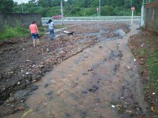 Rua virou riacho na região do Oliveira III (Fotos: Direto das Ruas)