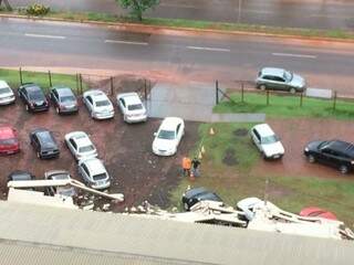 Carros sob muro que desabou em condomínio na Avenida Interlagos (Foto: Direto das Ruas)