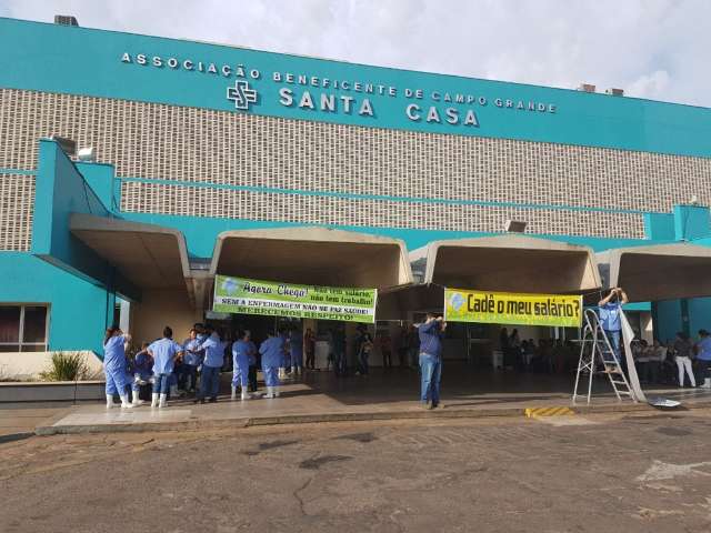 Enfermagem e administrativos da Santa Casa cruzam os bra&ccedil;os