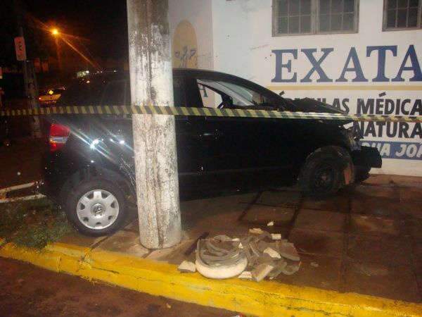  Para evitar acidente, motoristas batem em muro e poste em Tr&ecirc;s Lagoas