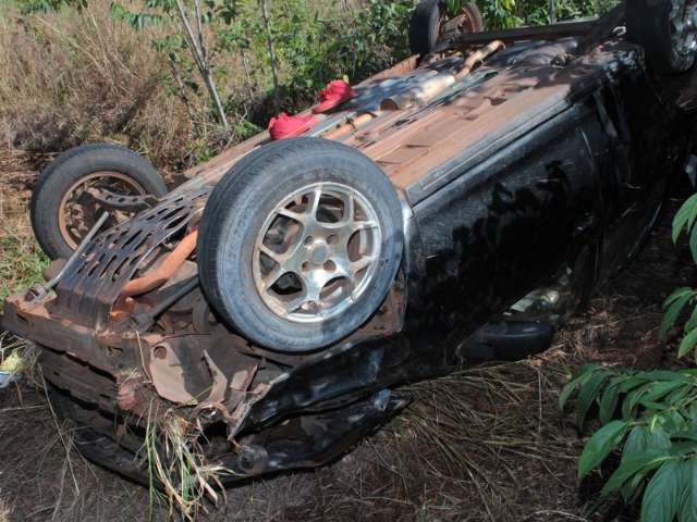 Jovem &eacute; arremessada para fora de ve&iacute;culo e morre em acidente na MS-040