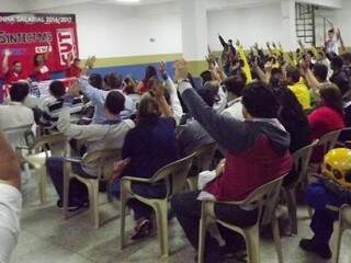 Trabalhadores aprovaram acordo coletivo durante assembleia (Foto: Divulgação/Sintect MS)