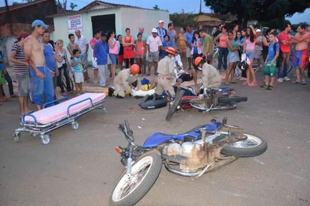 Tr&ecirc;s ficam feridos em colis&atilde;o de motos no bairro Buriti