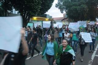 Protesto já reúne mais manifestantes do que ato de ontem (Foto: Marcos Ermínio)