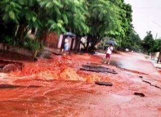 Força da água abriu crateras nas ruas de Naviraí. (Foto: Fabiane Charão)