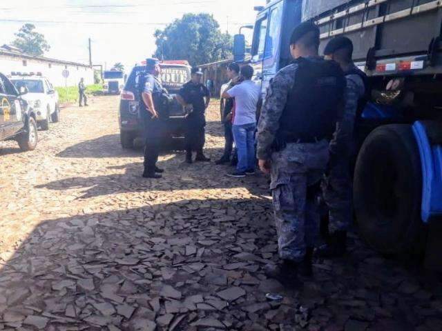 V&iacute;tima de golpe, motorista &eacute; feito ref&eacute;m e tem carreta levada para o Paraguai