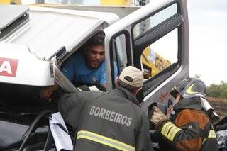 Motorista e passageiro de caminhão ficaram presos às ferragens (Foto: Marcelo Victor)
