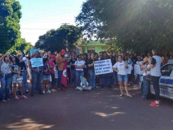 Com apoio da igreja, professores param aulas e protestam contra reformas
