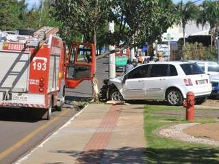 Carro bateu em árvore ao subir em calçada após o motorista perder o controle da direção (Foto: Alcides Neto)