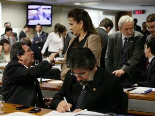 Moka em conversa com a senadora Kátia Abreu: &quot;proposta&quot; de casamento tem aval de Dilma. (Foto: Divulgação)