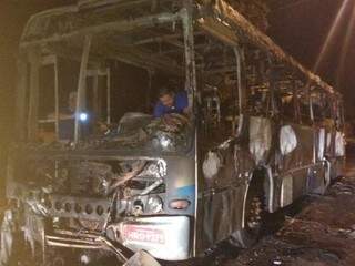 Na quinta-feira, dois ônibus foram incendiados e um apedrejado. (Foto: Direto das Ruas) 
