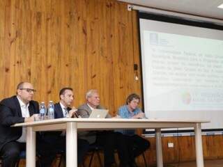 O reitor Marcelo Turine participou da apresentação dos dados junto com representantes do CGEE, MCTIC e SBPC (Foto: Kisie Ainoã)