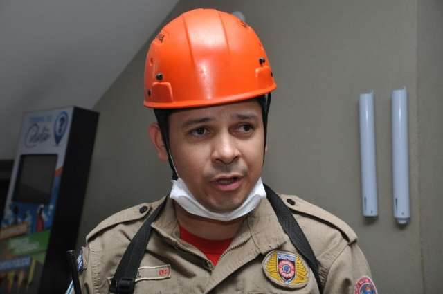 Elevador da Central do Cidad&atilde;o para com tr&ecirc;s servidores e mobiliza bombeiros