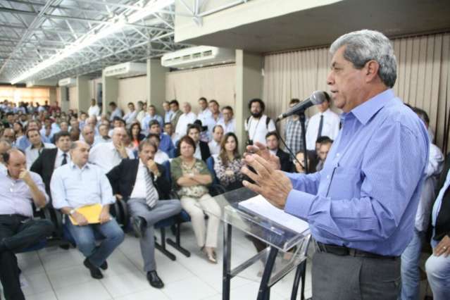 Governador &ldquo;puxa a orelha&rdquo; de 31 prefeitos e cobra d&iacute;vida com a Sanesul