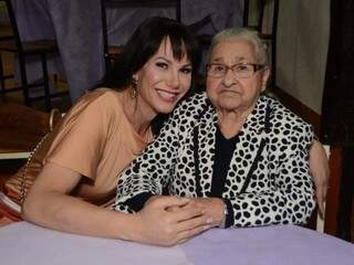 A neta Danielle é um orgulho para dona Olga que aos 87 anos da uma lição de amor e sabedoria. (Foto: Robson Feitosa)