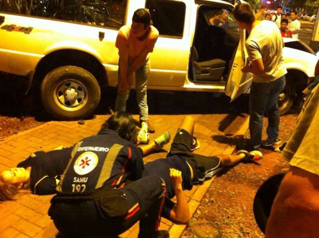 Casal fica ferido ap&oacute;s ve&iacute;culo colidir com sem&aacute;foro na Afonso Pena