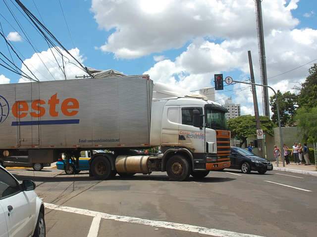  Caminh&atilde;o &ldquo;arranca&ldquo; fios de telefonia em frente ao F&oacute;rum