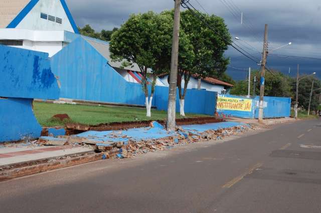 Muro de sindicato desaba em cal&ccedil;ada e moradores reclamam dos riscos