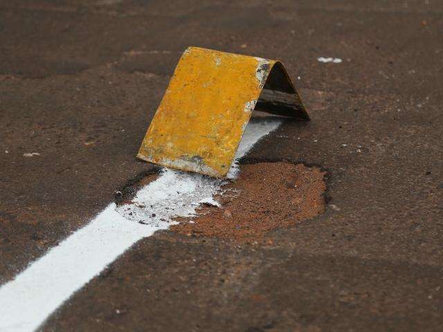 &quot;Um absurdo&quot;, admite secret&aacute;rio sobre pintura de faixa em buraco 