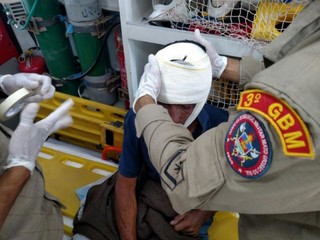 Tripulantes de barco s&atilde;o resgatados ap&oacute;s acidente; um segue desaparecido