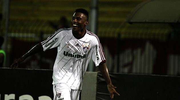 Fluminense vence por 2 a 0 e assume lideran&ccedil;a do Grupo B
