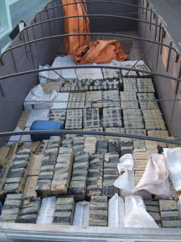  Dois s&atilde;o presos com 3,8 toneladas de maconha em Camapu&atilde;