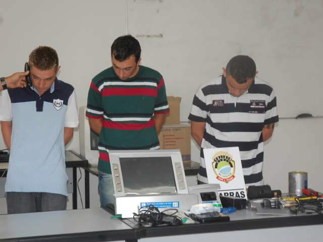  Trio &eacute; preso por tentar clonar cart&otilde;es banc&aacute;rios em Campo Grande