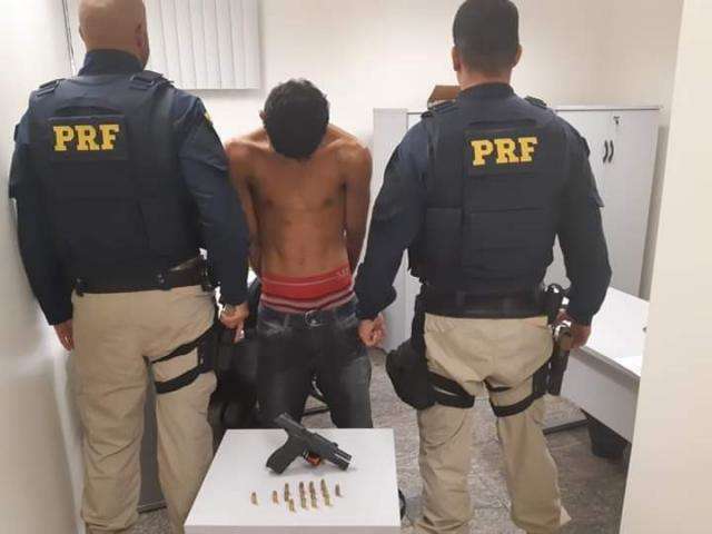 For&ccedil;a-tarefa prende suspeito de roubar joias e arma de agente da PRF