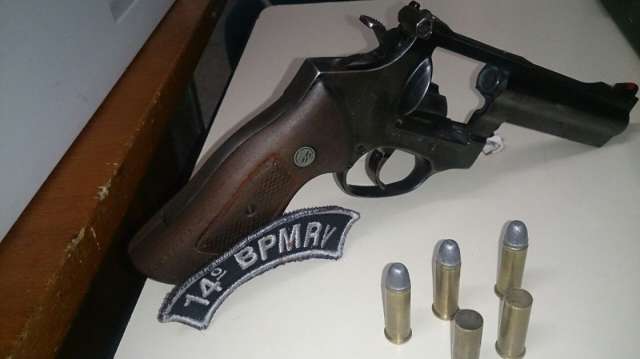Pol&iacute;cia apreende arma de uso restrito com jovem em caminh&atilde;o na MS-432