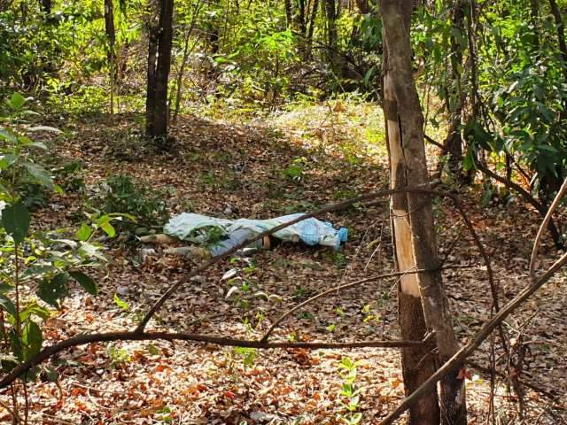 No meio da mata, homem &eacute; achado morto com corte profundo no pesco&ccedil;o