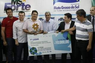 Pucinelli premia prefeituras que venceram o Prêmio Sul-Mato-Grossense de Gestão Pública. (Foto: Cleber Gellio)