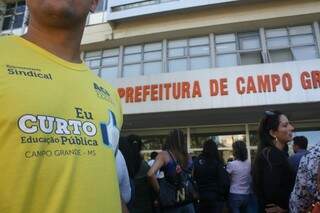 Na terça-feira, professores invadiram a prefeitura (Foto: Marcos Ermínio/Arquivo)