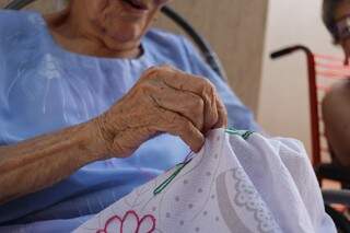 Aos 103 anos Dona Maria preserva a mão firme e a delicadeza de bordadeira hábil. (Foto: Kimberly Teodoro)