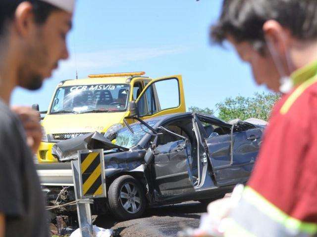 Corolla roda na pista, bate na lateral de caminh&atilde;o e jovem fica ferida