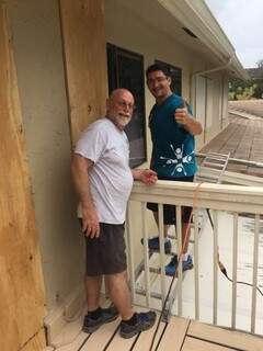 O campo-grandense João Anderson, de verde, e seu vizinho americano Mark, nos preparativos antes da chegada do furacão (Foto: Arquivo Pessoal)