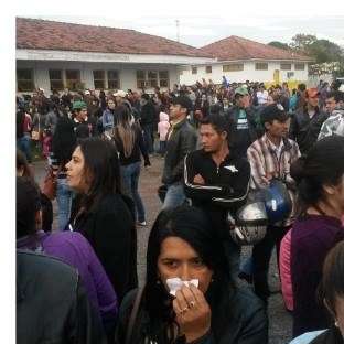 Ap&oacute;s morte por gripe A, moradores se desesperam em busca de vacina 