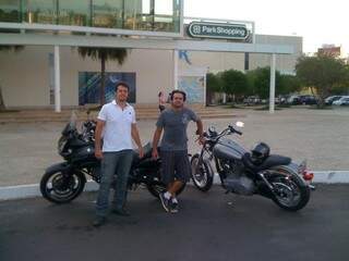 Edson e o irmão, Ivan, durante uma viagem a Brasília. &quot;Era um irmãozão&quot; (Foto: Reprodução/Facebook)
