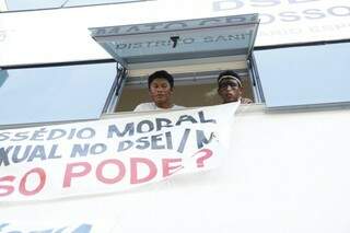 Índios dentro do prédio na Via Parque. (Foto: Cleber Gellio)