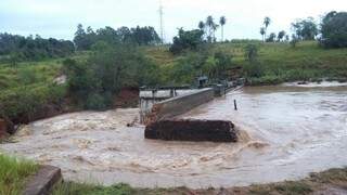 Barragem do rio Piraí, em Iguatemi rompeu na tarde de ontem (9) devido as chuvas constantes dos últimos dias. (Foto: Divulgação)