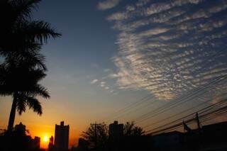 O dia amanheceu com céu claro em Campo Grande e previsão é de muito calor. (Foto: Marcos Ermínio) 