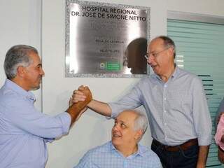 Hélio Peluffo cumprimenta Reinaldo na inauguração da reforma do hospital de Ponta Porã (Foto: Helio de Freitas)